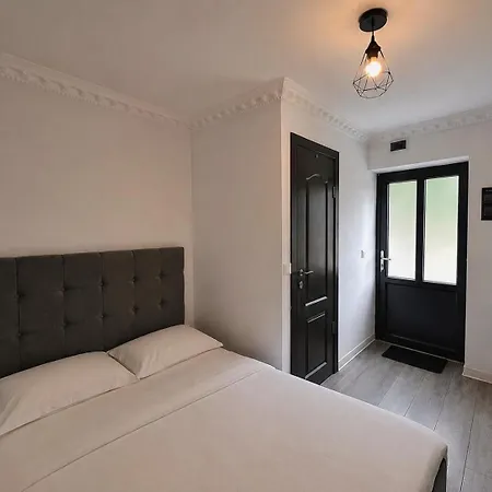 Silver Apartment *