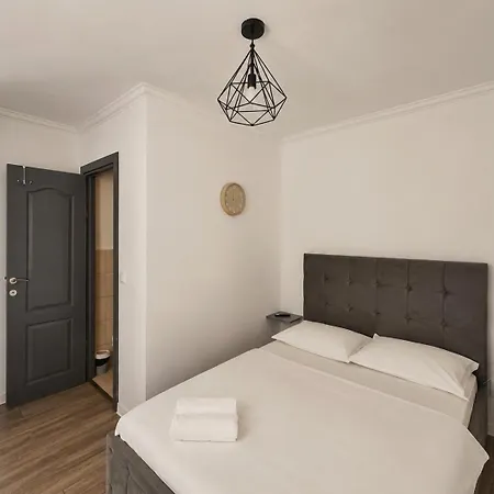 Silver Apartment *